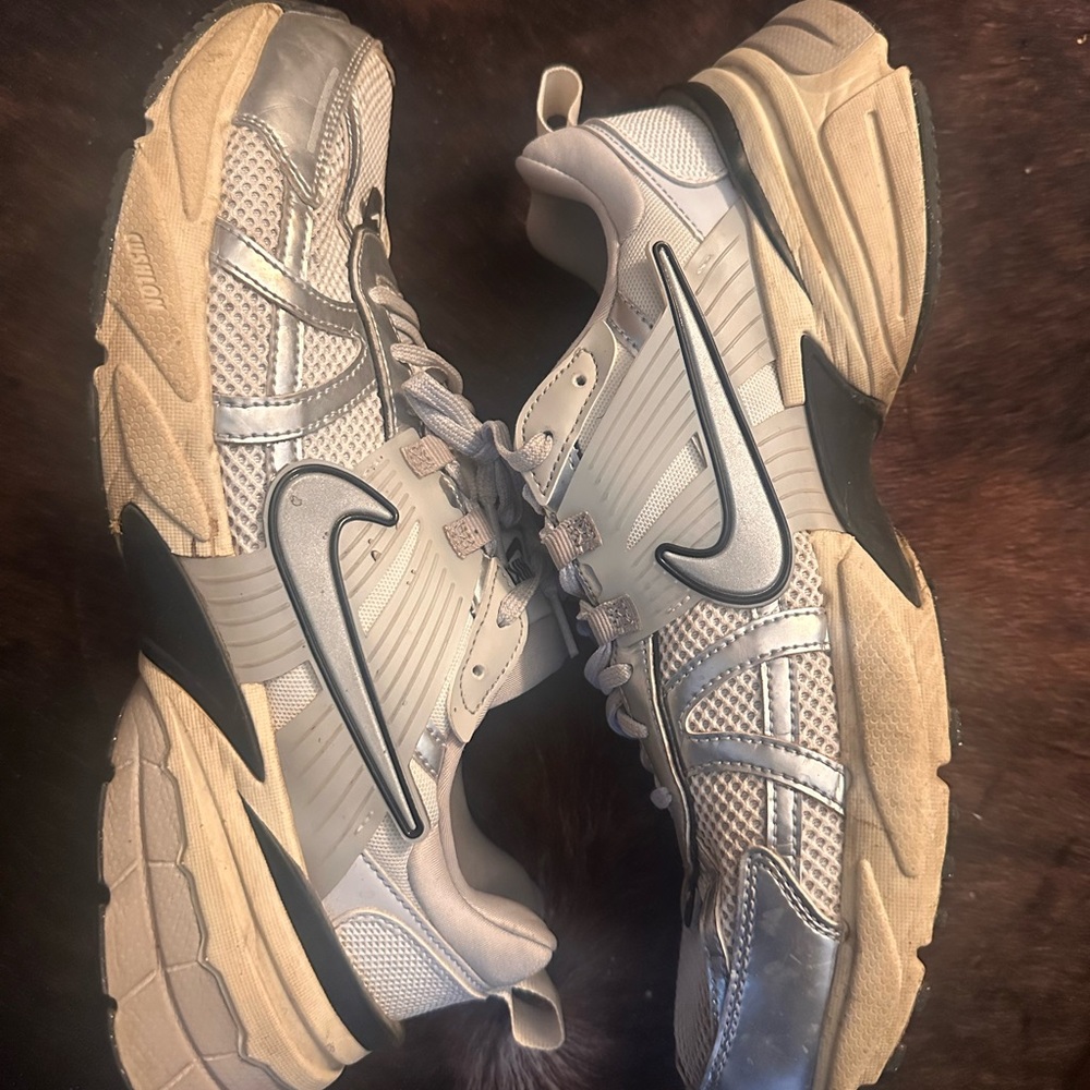 NIKE V2K RUN